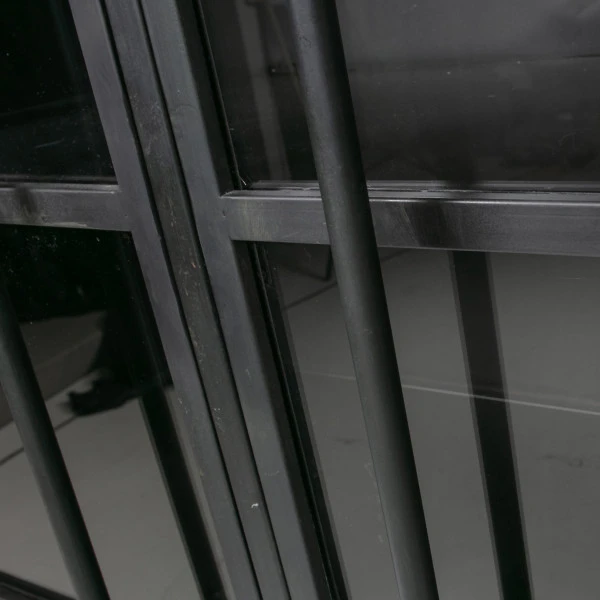 BePureHome Zwarte Vitrinekast Van Metaal 7 BePureHome Zwarte Vitrinekast Van Metaal - Afbeelding 5